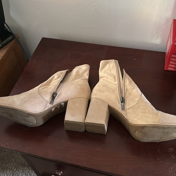 Marc Jacob’s tan suede anklets 7 1/2 - Picture 4 of 5